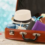 Packad vintage resväska för sommarsemester, semester, resor och resa. Retro toning.